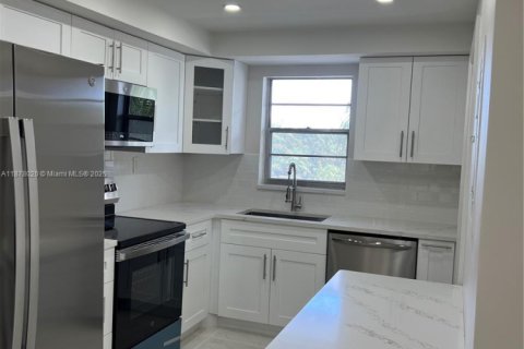 Condo in Lauderhill, Florida, 2 bedrooms  № 2017099 - photo 4