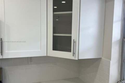 Condo in Lauderhill, Florida, 2 bedrooms  № 2017099 - photo 22