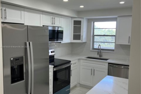 Condo in Lauderhill, Florida, 2 bedrooms  № 2017099 - photo 24