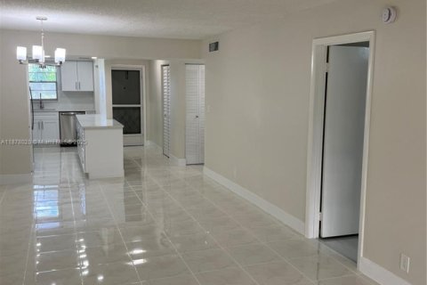 Condo in Lauderhill, Florida, 2 bedrooms  № 2017099 - photo 29