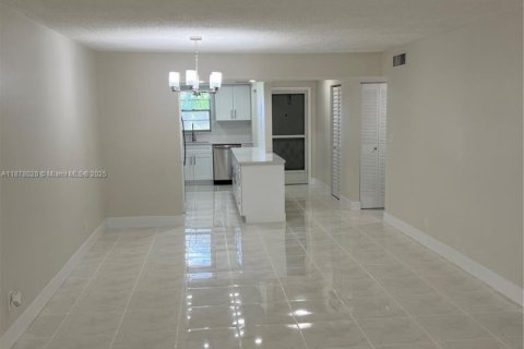 Condo in Lauderhill, Florida, 2 bedrooms  № 2017099 - photo 13