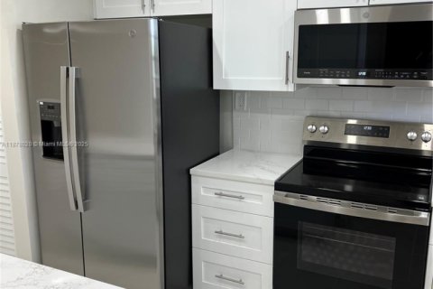 Condo in Lauderhill, Florida, 2 bedrooms  № 2017099 - photo 14