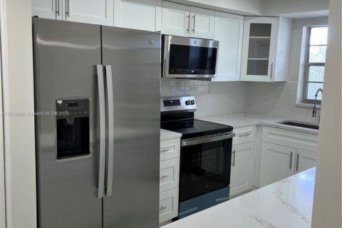 Condo in Lauderhill, Florida, 2 bedrooms  № 2017099 - photo 25