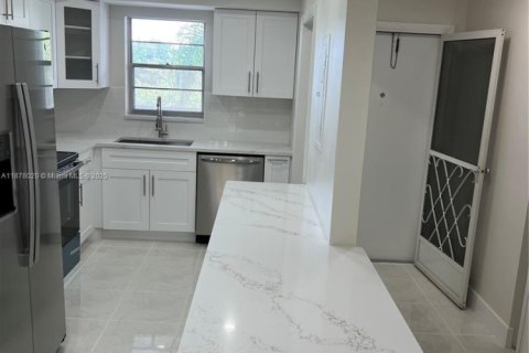 Condo in Lauderhill, Florida, 2 bedrooms  № 2017099 - photo 3