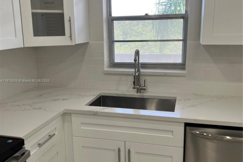 Condo in Lauderhill, Florida, 2 bedrooms  № 2017099 - photo 20