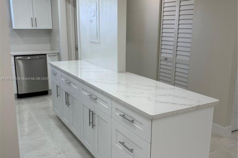 Condo in Lauderhill, Florida, 2 bedrooms  № 2017099 - photo 5