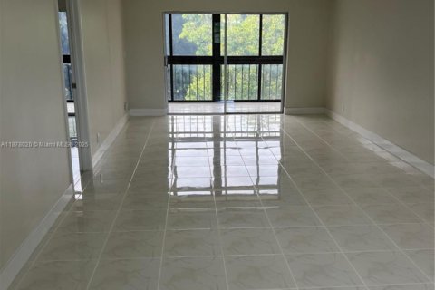 Condo in Lauderhill, Florida, 2 bedrooms  № 2017099 - photo 12
