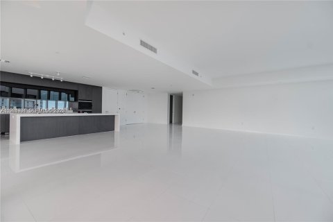Condominio en alquiler en Miami, Florida, 4 dormitorios, 379.41 m2 № 2026340 - foto 3