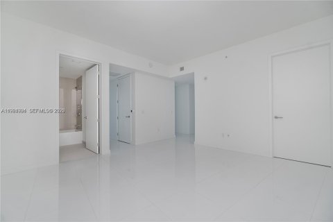 Condominio en alquiler en Miami, Florida, 4 dormitorios, 379.41 m2 № 2026340 - foto 17