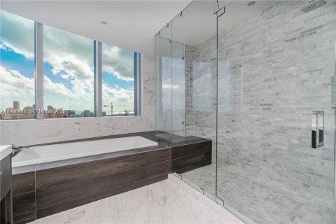 Condominio en alquiler en Miami, Florida, 4 dormitorios, 379.41 m2 № 2026340 - foto 23