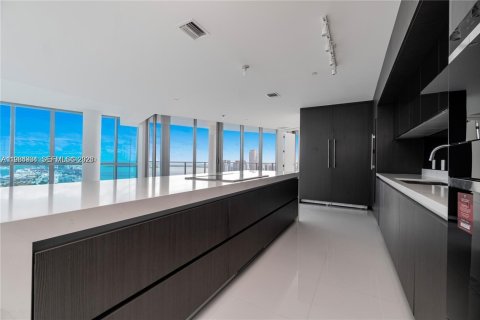 Condominio en alquiler en Miami, Florida, 4 dormitorios, 379.41 m2 № 2026340 - foto 24