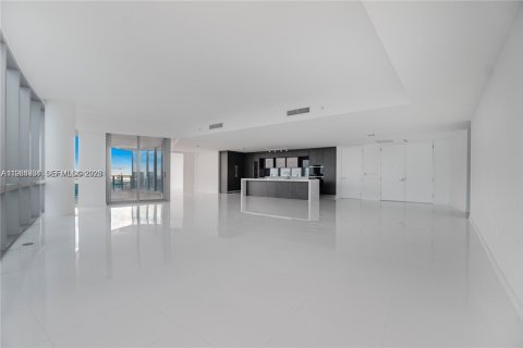 Condominio en alquiler en Miami, Florida, 4 dormitorios, 379.41 m2 № 2026340 - foto 4
