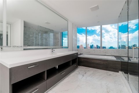 Condominio en alquiler en Miami, Florida, 4 dormitorios, 379.41 m2 № 2026340 - foto 22