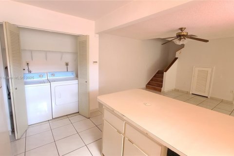 Townhouse in Miami, Florida 2 bedrooms, 110.55 sq.m. № 1953748 - photo 8