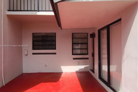 Townhouse in Miami, Florida 2 bedrooms, 110.55 sq.m. № 1953748 - photo 2
