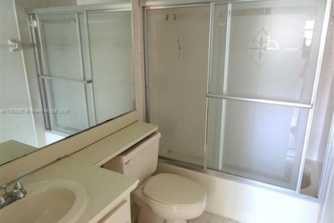 Townhouse in Miami, Florida 2 bedrooms, 110.55 sq.m. № 1953748 - photo 12