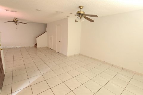 Townhouse in Miami, Florida 2 bedrooms, 110.55 sq.m. № 1953748 - photo 5