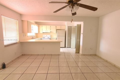 Townhouse in Miami, Florida 2 bedrooms, 110.55 sq.m. № 1953748 - photo 7