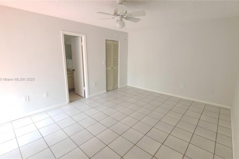 Townhouse in Miami, Florida 2 bedrooms, 110.55 sq.m. № 1953748 - photo 13