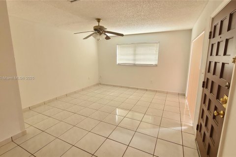 Townhouse in Miami, Florida 2 bedrooms, 110.55 sq.m. № 1953748 - photo 3