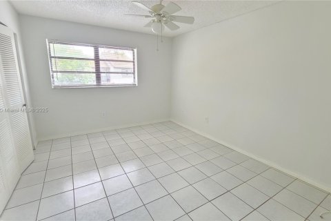 Townhouse in Miami, Florida 2 bedrooms, 110.55 sq.m. № 1953748 - photo 10