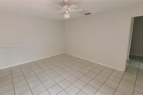 Townhouse in Miami, Florida 2 bedrooms, 110.55 sq.m. № 1953748 - photo 14