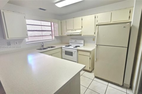 Townhouse in Miami, Florida 2 bedrooms, 110.55 sq.m. № 1953748 - photo 6