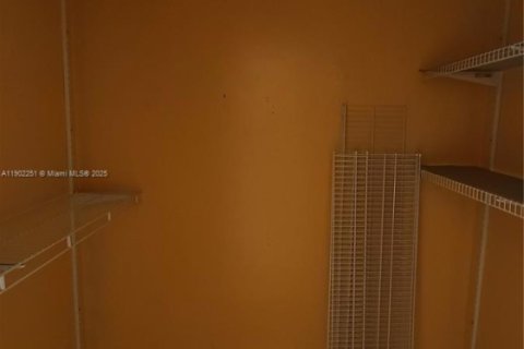 Townhouse in Miami, Florida 2 bedrooms, 110.55 sq.m. № 1953748 - photo 15