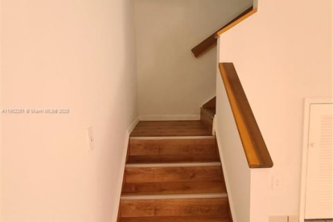 Townhouse in Miami, Florida 2 bedrooms, 110.55 sq.m. № 1953748 - photo 9