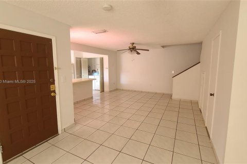 Townhouse in Miami, Florida 2 bedrooms, 110.55 sq.m. № 1953748 - photo 4