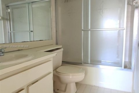 Townhouse in Miami, Florida 2 bedrooms, 110.55 sq.m. № 1953748 - photo 11