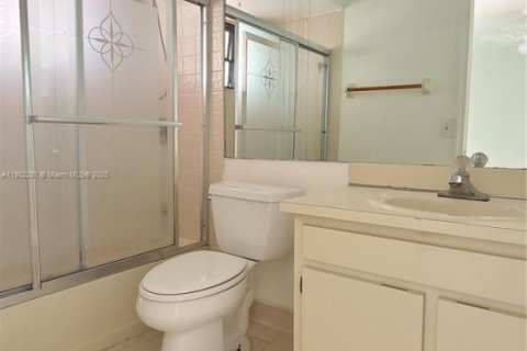 Townhouse in Miami, Florida 2 bedrooms, 110.55 sq.m. № 1953748 - photo 16