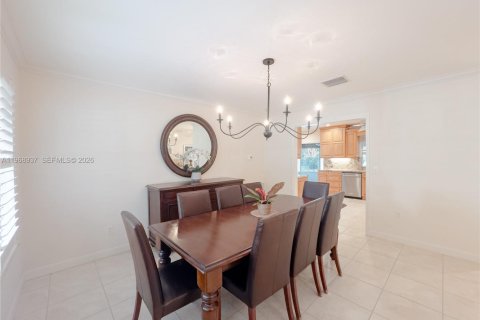 House in Miami, Florida 3 bedrooms, 278.43 sq.m. № 2030483 - photo 4