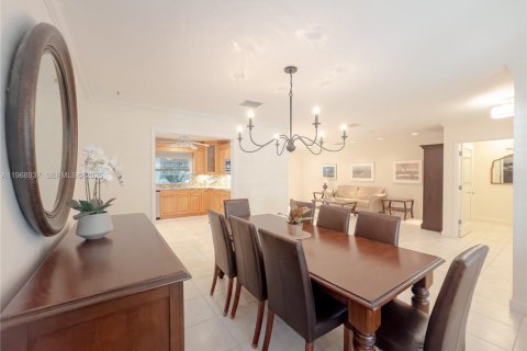 House in Miami, Florida 3 bedrooms, 278.43 sq.m. № 2030483 - photo 3