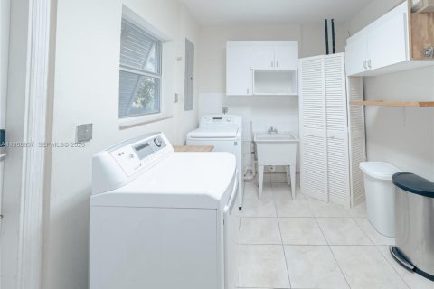 House in Miami, Florida 3 bedrooms, 278.43 sq.m. № 2030483 - photo 23