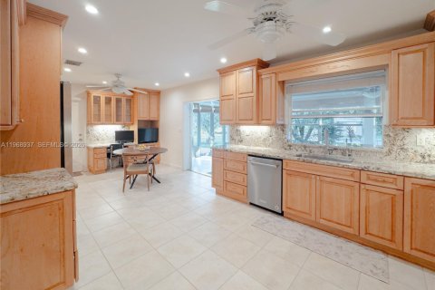 House in Miami, Florida 3 bedrooms, 278.43 sq.m. № 2030483 - photo 5