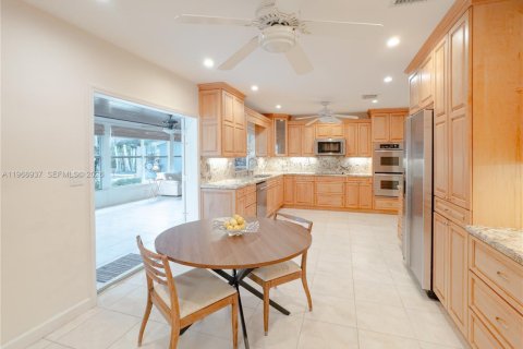 House in Miami, Florida 3 bedrooms, 278.43 sq.m. № 2030483 - photo 6