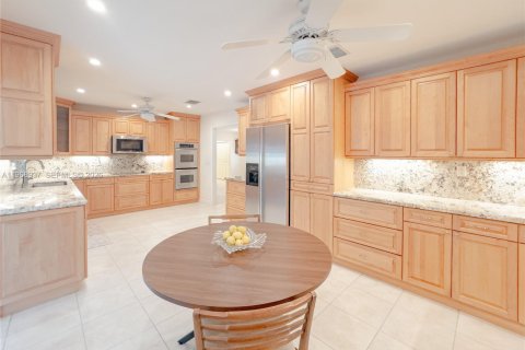 House in Miami, Florida 3 bedrooms, 278.43 sq.m. № 2030483 - photo 8