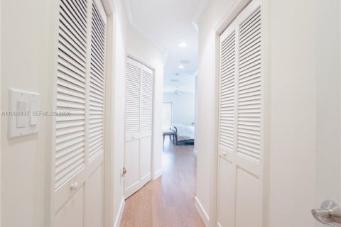 House in Miami, Florida 3 bedrooms, 278.43 sq.m. № 2030483 - photo 22