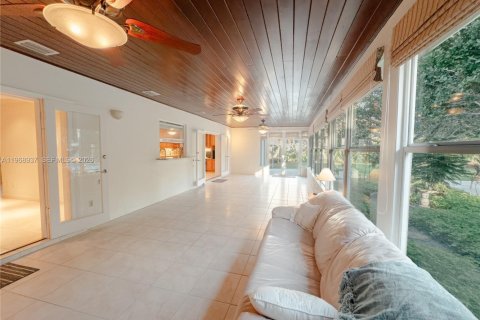House in Miami, Florida 3 bedrooms, 278.43 sq.m. № 2030483 - photo 11