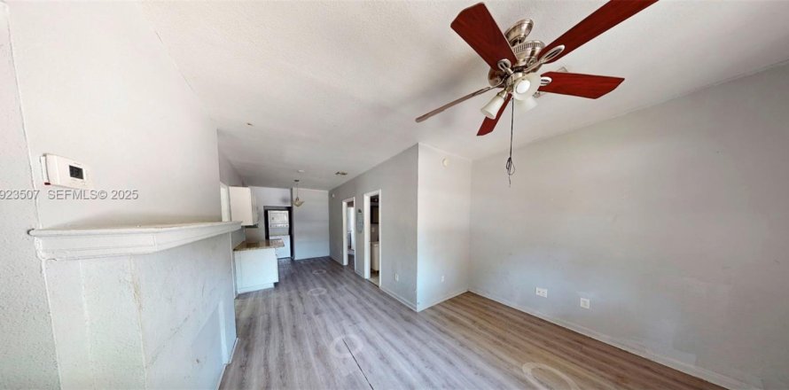 Casa en Miami, Florida 5 dormitorios, 157.66 m2 № 1983579