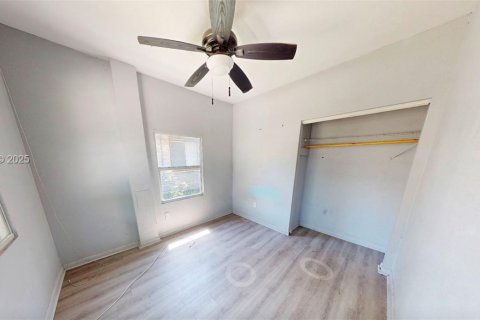 Casa en alquiler en Miami, Florida, 5 dormitorios, 157.66 m2 № 1983579 - foto 2