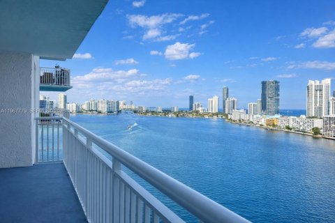 Condominio en venta en Sunny Isles Beach, Florida, 2 dormitorios, 138.24 m2 № 2030969 - foto 2
