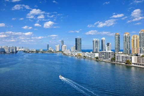 Condominio en Sunny Isles Beach, Florida, 2 dormitorios № 2030969