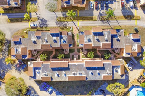 Condo in Miami, Florida, 2 bedrooms  № 2033668 - photo 23