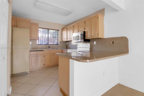 Condo in Miami, Florida, 2 bedrooms  № 2033668 - photo 4
