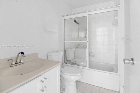 Condo in Miami, Florida, 2 bedrooms  № 2033668 - photo 12