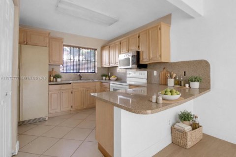 Condo in Miami, Florida, 2 bedrooms  № 2033668 - photo 5