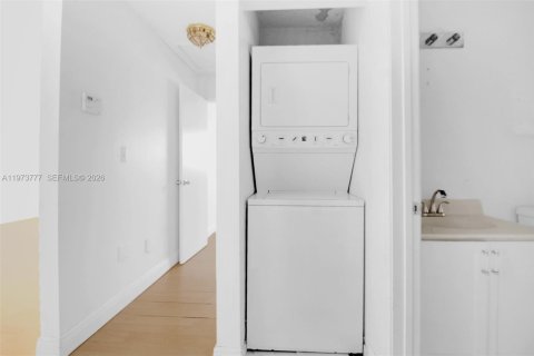 Condo in Miami, Florida, 2 bedrooms  № 2033668 - photo 16