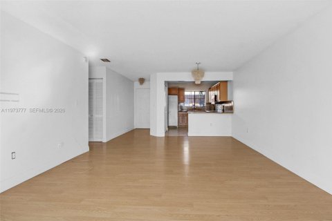 Condo in Miami, Florida, 2 bedrooms  № 2033668 - photo 2